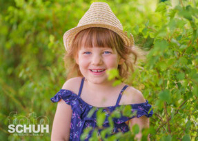 Kindergartenfotografie von Foto Schuh: Kindgerechte, natürliche Porträts und Gruppenfotos mit fröhlicher und entspannter Atmosphäre.