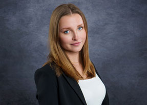 Professionelles Bewerbungsfoto, aufgenommen bei Foto Schuh. Oberkörperportrait mit freundlichem Lächeln und gepflegtem Business-Outfit vor einem dezenter Studiohintergrund.