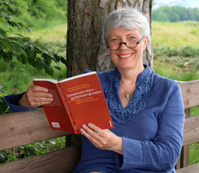 Prof. Dr. Veronika Hammer mit Buch "Gemeinsam leben - gemeinsam gestalten"