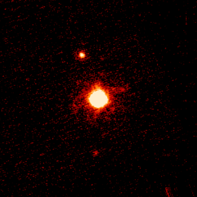 Aufnahme des Keck-Observatoriums von Haumea (mitte), Hiʻiaka (oben) und der bis dahin unbekannten Namaka (unten) am 30. Juni 2005.