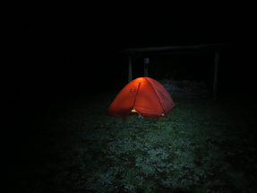 前泊、誰もいない夜のテント場。