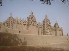 Djenne-moskee-lemen-markt-Mali
