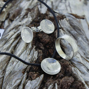 Trifft Licht auf ein strukturiertes Schmuckstück, entsteht durch das unterschiedlich reflektieren des Lichtes einen ganz individuellen Glanz. Möchtest du dir ein Schmuckstück mit dieser Oberflächenbehandlung selber anfertigen? Kurs für Struktur-Oberfläche