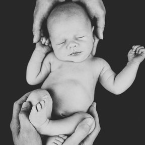 zwart witte newbornshoot