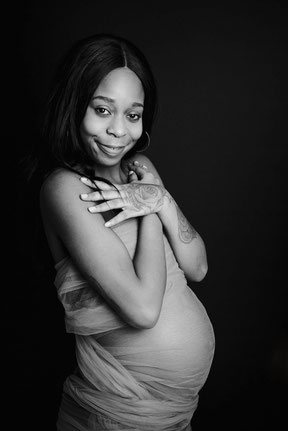 zwangere dame in zwart-wit
