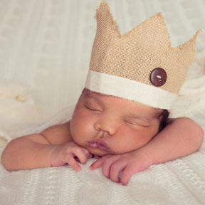newborn shoot as king