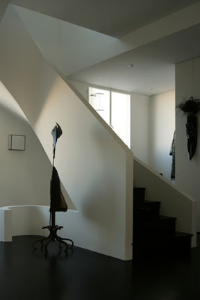  Rénovation complète d'un appartement triplex à paris. Agencement du salon avec cheminée. Escalier.