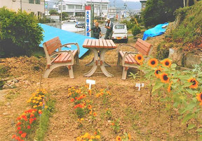 一関川崎　鴨地自治会　住民の憩いの場　イスとテーブルは自治会で手作りしたもの。
