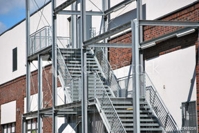 Geländer Glas Balkon Metall Metallbau Stahl Industrie Sanieren Design Treppe Stahlbau