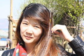 In Asien freuen sich die Menschen wenn man ein Foto von ihnen machen möchte, man ist stolz! Gerne ist auch das Viktory Zeichen dabei, diese hübsche Chinesin wirkt auch so im Portrait auf den Betrachter. 