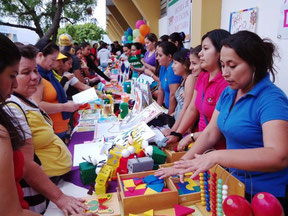 Personas interesadas en conocer los materiales didácticos escolares. ULEAM, Manta, Ecuador.
