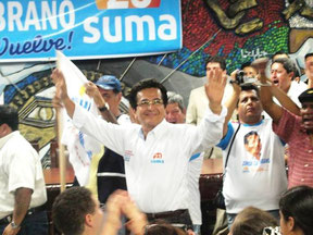 Jorge Zambrano Cedeño levanta sus brazos en señal de agradecimiento por el estímulo de sus partidarios mientras él se registraba como candidato a Alcalde de Manta 2014-2019.