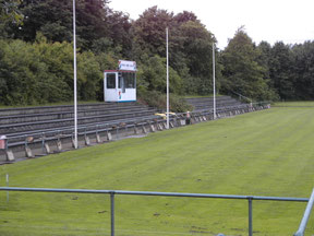 Der Zaun wird gebaut.