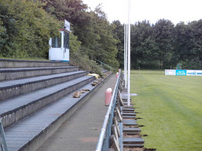 Der Zaun wird gebaut.