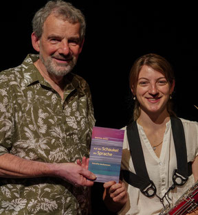 Valeria Curti und Matthias Müller an der Vernissage von "Auf der Schaukel der Sprache". Alle Bilder von Siria Walker.