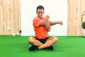 肩の横側ストレッチ