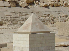 Reconstitution archéologique d'un pyramidion