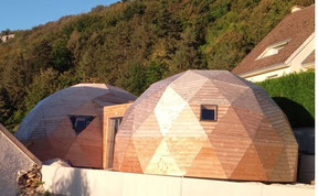 dôme géodésique en bois utilisé comme habitat ou espace de vie