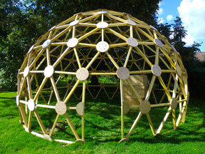 Dôme géodésique, structure en bois de 25m² avec connecteurs en contreplaqué