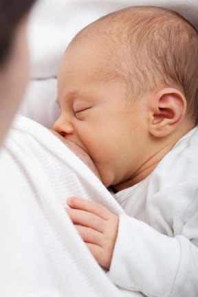 bébé qui tète, nourrit son enfant, allaitement, biological nurturing,