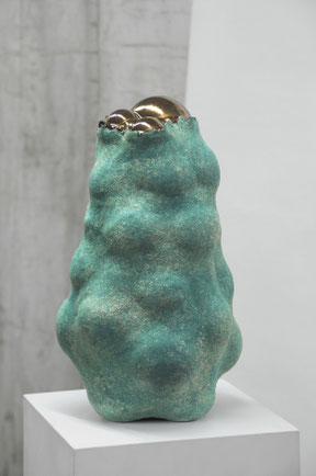 moderne Keramikskulptur von Andreas Jonak aus Duesseldorf von 2025 - grün glasierte blasige Oberfläche die aufreisst und goldene Kugeln preisgeben