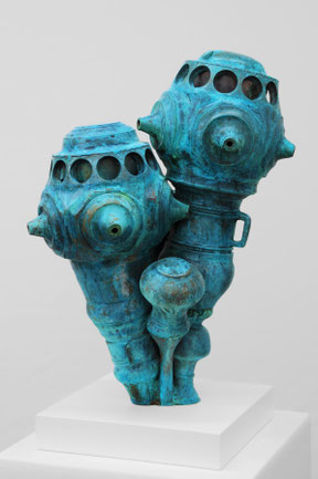 zeitgenössische Skulptur von Andreas Jonak, Pilzartige Körper aus Messing mit blauer Patina