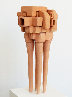 zeitgenössische Skulptur von Andreas Jonak, unglasierte keramik auf vier Beinen oder Stelzenartigen Stehlen, Kopfteil aus mehreren rohrartigen ineinander verknoteten Objekten zusammengepuzzelt