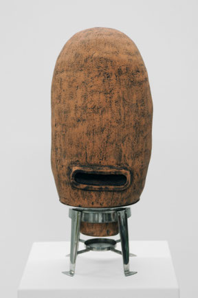 zeitgenössische keramik Skulptur von Andreas Jonak, terrakotta Glocke mit Öffnung im Metallgestell erinnert an Bienenstock