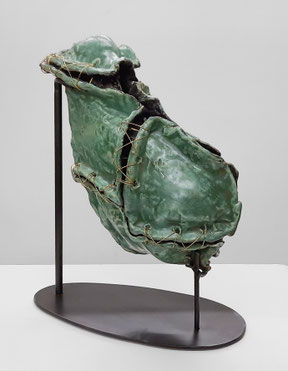 zeitgenössische Skulptur von Andreas Jonak, Keramik mit grüner Glasur, Einzelteile mit Messingdraht zusammengenähr, in Metallgestell