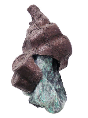 zeitgenössische Skulptur von Andreas Jonak, an der Wand installierte Skulptur in form eines Cocoons oder schlüpfenden Haut, braune Hülle und grünes Innenleben