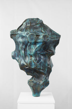 zeitgenössische mit Bronze beschichtete Skulptur von Andreas Jonak, blau patinierte sich ausdehnende und scheinbar bewegende Oberfläche mit Faltenwürfen und Dehnungsstreifen