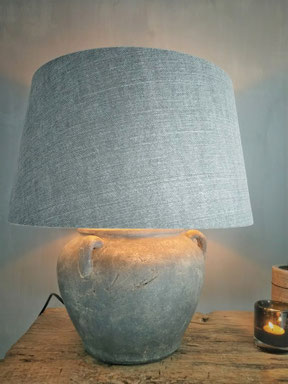 Linnen lampenkap merk Still kleur grijs, Stoer, Sober, Industrieel, Puur, Robuust, Grof, Landelijk wonen, Sfeervol, Geleefd, Stijlvol, Doorleefd, landelijke stijl, landelijke decoratie, vintage.