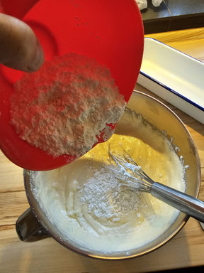 Zugabe von Mehl zum Baumkuchenteig
