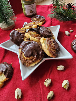 Weihnachtsplätzchen mit Pistazien und Marzipan