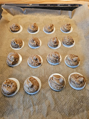 Elisenlebkuchen auf Oblaten backbereit auf dem Blech
