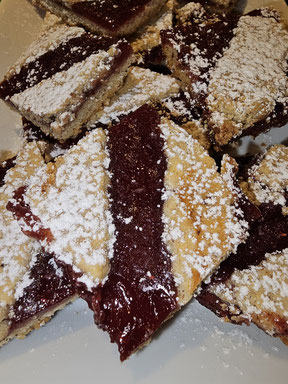 Saftige Linzer Schnitten mit Nussboden und fruchtiger Marmeladenschicht