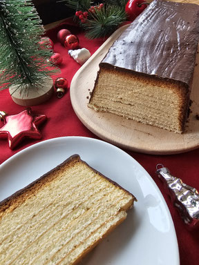 Anschnitt des Baumkuchhens mit typischer Schihctstruktur auf der Kuchenplatte