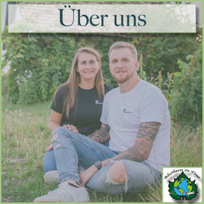 Paar mit regionalen Rhoihesse-Shirts vor Weinhäuschen in Rheinhessen
