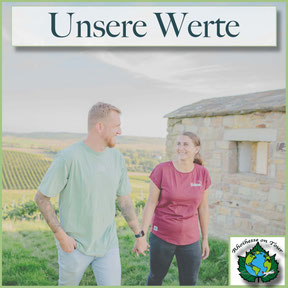 Zwei Menschen in fairer Kleidung im Weinberg in Rheinhessen, Motiv Woihesse & Mainzweib, Rhoihesse on Tour