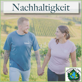 Paar mit nachhaltigen T-Shirts im Weinberg von Rheinhessen, Motiv Woihesse und Mainzwein, Rhoihesse on Tour