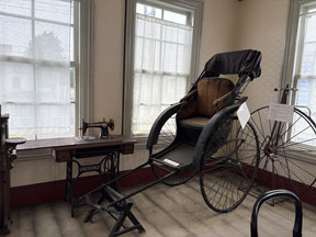 展示室の人力車・古い自転車・ミシン