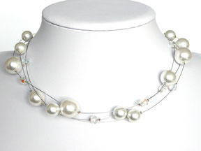 Halskette mit weißen Wachsperlen und Glasperlen