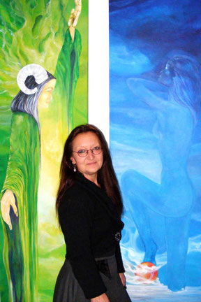 Künstlerin Heike Klinger vor einem ihrer Bilder