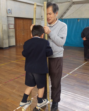 　　　　津宮小１年生と竹馬遊び