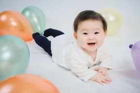 各務原のフォトスタジオひでんち。岐阜・関・美濃加茂などへの出張撮影もOK。寝そべって笑顔