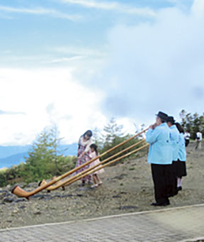 木をくりぬいて作る スイスの民族楽器・アルプホルン （2017年9月御岳山演奏の様子）