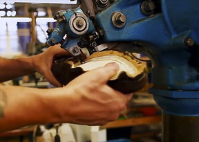 Schaft und Rahmen (Gemband) werden genäht Foto © Crockett & Jones