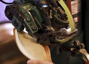 Gemband wird angebracht Foto © Crockett & Jones
