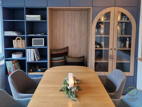 Blaue Schrankwand mit Sitznische vor Esszimmertisch in Eichendekor mit Rundbogen Glasvitrine von Schreinerei Holzdesign Ralf Rapp in Geisingen