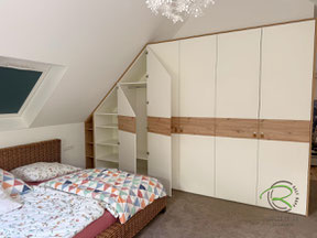 Maßgefertigter Schrank mit Schräge links und waagrechtem Eiche Dekorstreifen, schrägen Schranktüren und offenem Regal in Eiche Dekor für Stauraum von Handtaschen, Accessoires u. Co